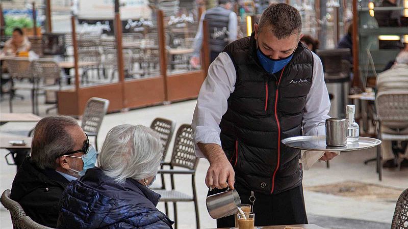 España creó 840.600 empleos el año pasado, la cifra más alta desde 2005, y la tasa de paro bajó al 13,33 %