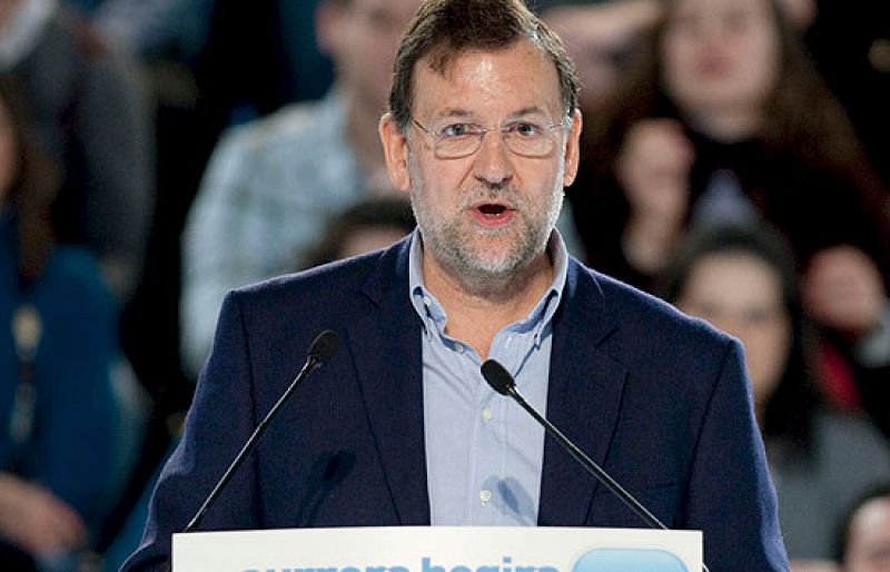 Rajoy asegura que el Gobierno, al contrario que Verdasco y Nadal, "tira la raqueta" contra la crisis