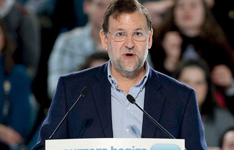 Rajoy asegura que el Gobierno, al contrario que Verdasco y Nadal, "tira la raqueta" contra la crisis