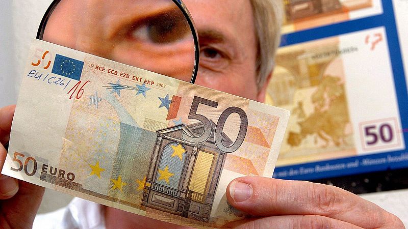 El número de billetes falsos se situó en un nivel históricamente bajo en 2021, según el BCE