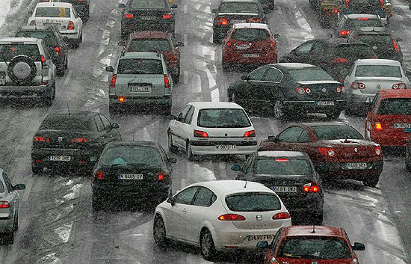 El temporal corta cuatro horas el acceso a Madrid por las autovías de Burgos y La Coruña