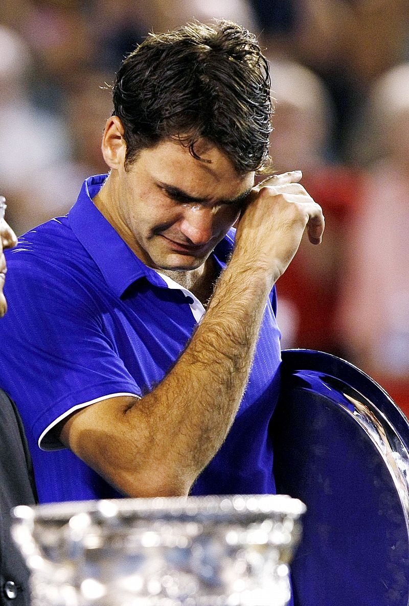 Federer rompe a llorar tras la derrota y Nadal le consuela