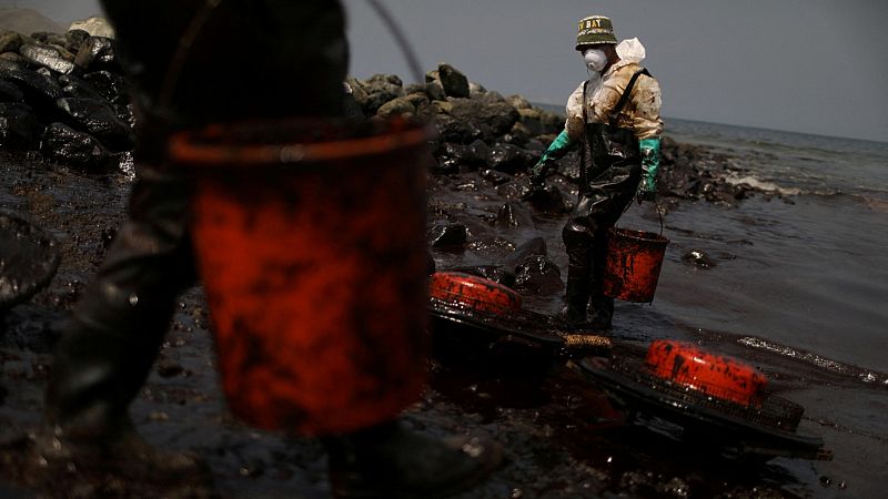 Perú eleva a 11.900 los barriles de crudo vertidos en el mar de Lima