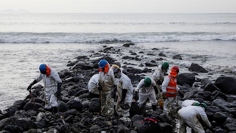 24 playas de Perú contaminadas por el derrame de petróleo de una refinería de Repsol