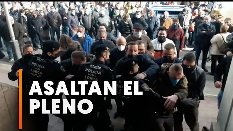 Un grupo de ganaderos irrumpe en el pleno del Ayuntamiento de Lorca en defensa de las macrogranjas