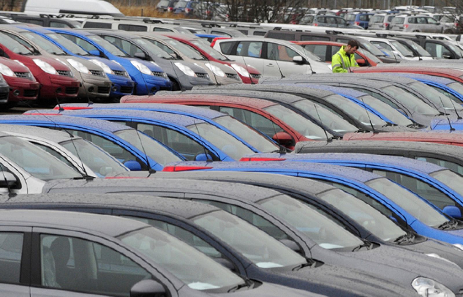 La fuerte caída en las ventas de coches de 2008 continuó el mes pasado con casi un 42 por ciento menos de matriculaciones | Ver