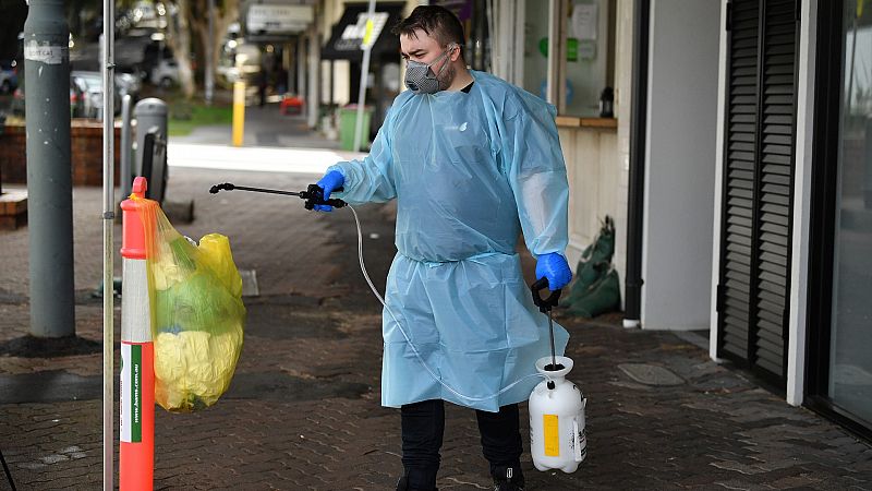 Guantes, mascarillas y batas desechables: la OMS alerta de millones de toneladas de residuos por la pandemia