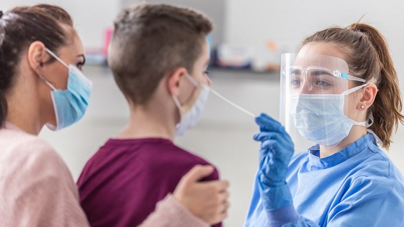 S'eliminen els test d'antígens als contactes estrets a la majoría d'escoles