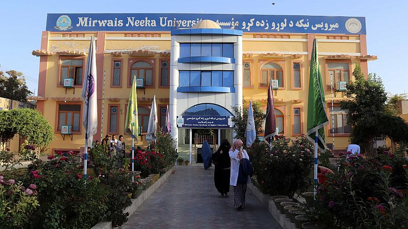 Afganistán reabre varias universidades y permite el acceso a mujeres en horarios y clases diferentes