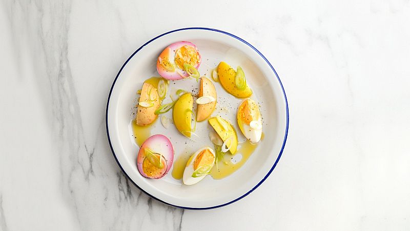 Receta de huevos de colores de Gipsy Chef con Ladilla Rusa
