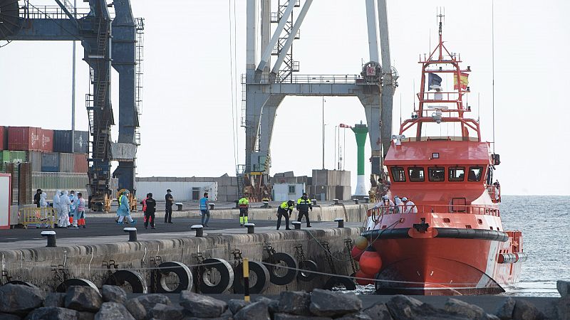 Un muerto y 16 desaparecidos tras el naufragio de una lancha a 35 kilómetros de Fuerteventura