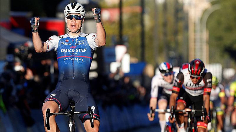 Jakobsen gana el primer baile al sprint; el pelotón ensaya al compás del Quick Step