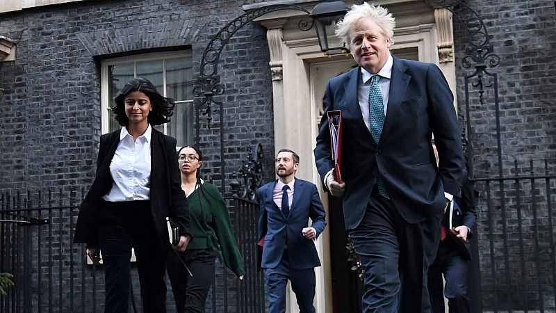 Dimiten cinco asesores de Johnson tras los escándalos de las fiestas en Downing Street