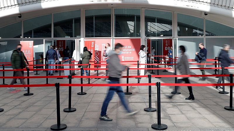 COVID en España, 4 de febrero | La incidencia baja de los 2.300 casos y Sanidad notifica 74.937 contagios y 195 muertes