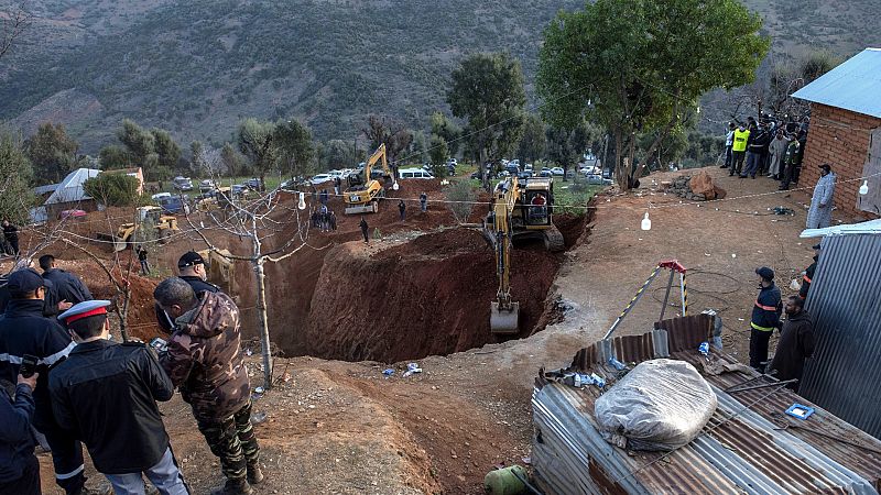Los rescatistas cavan un túnel horizontal para salvar al niño de cinco años atrapado en un pozo en Marruecos