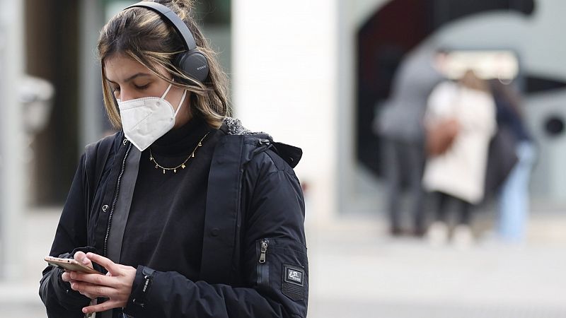 Sanidad y las comunidades acuerdan que la mascarilla deje de ser obligatoria en exteriores a partir del jueves