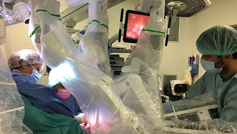 El hospital de Bellvitge realiza la primera cirugía robótica de cambio de sexo en Europa