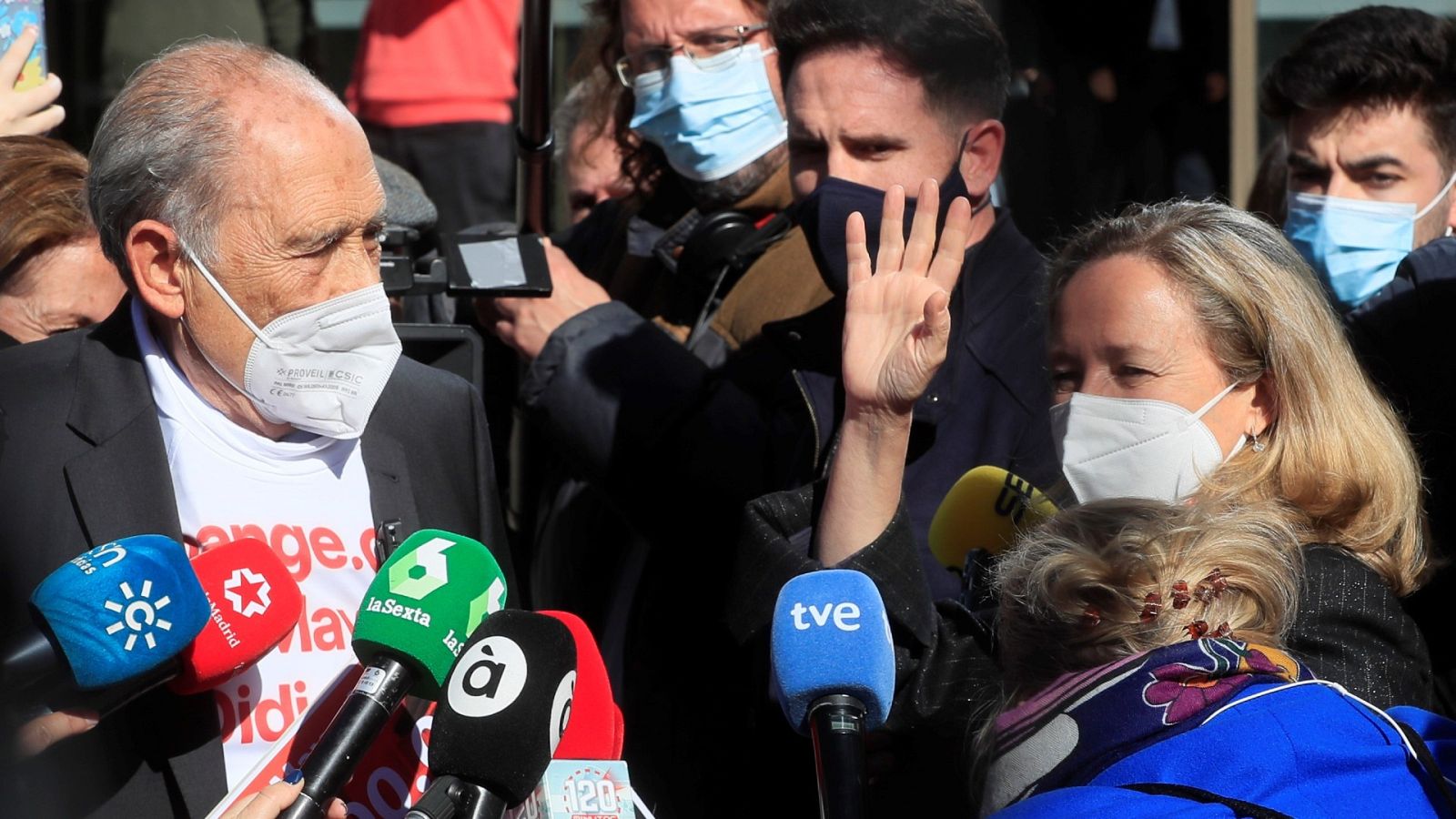 600.000 firmas para recuperar un trato más humano de los bancos | Ver