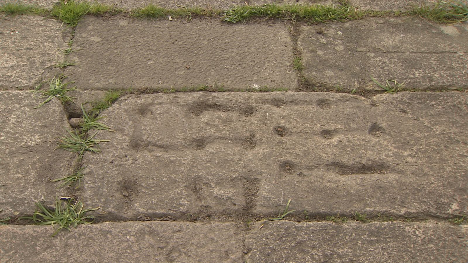 Douscentos taboleiros de xogo clásicos agochados na pedra de Santiago