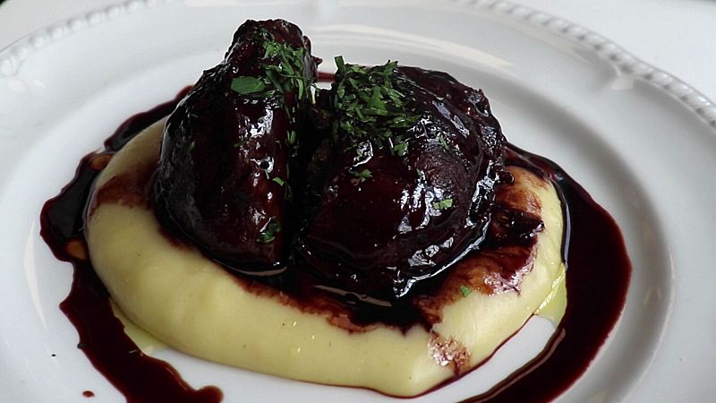 Carrilleras de cerdo ibérico guisadas al vino tinto y acompañadas de un puré de patata trufado