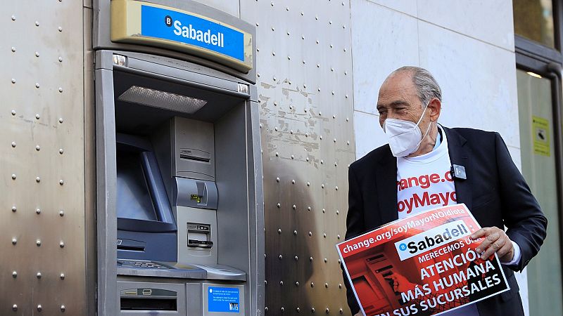 La banca ultima un plan para mejorar la atención a los mayores: "Nadie se va a quedar atrás"