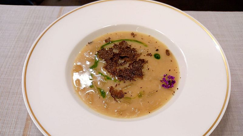 Receta de cardo blanco con migas de centollo y trufa negra