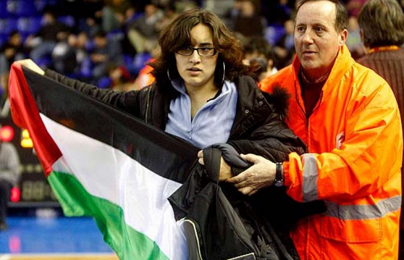 Varios espontáneos con banderas palestinas interrumpen el Barça - Maccabi
