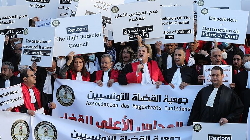 Los magistrados de Túnez denuncian "abusos" contra el poder judicial tras la orden de disolver un órgano constitucional