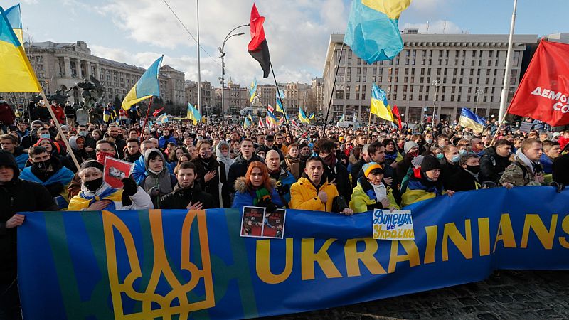 Miles de ucranianos marchan en contra de la guerra y Zelenski llama a la calma