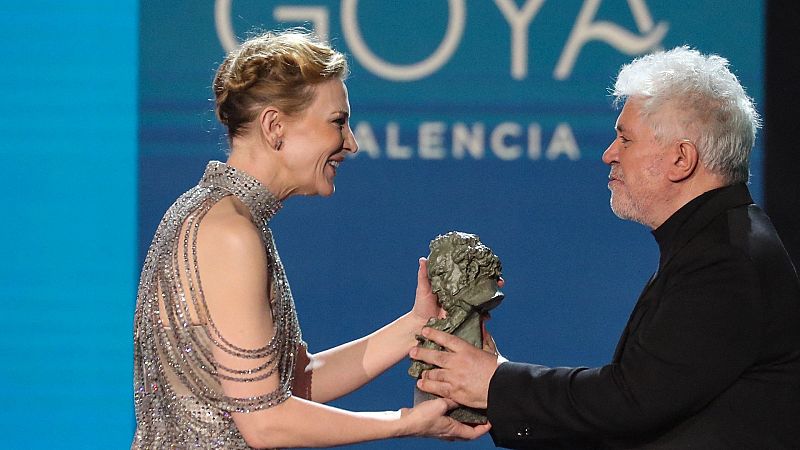Cate Blanchett recoge el Goya Internacional y elogia a Almodóvar y Penélope Cruz: "Son una pareja legendaria"
