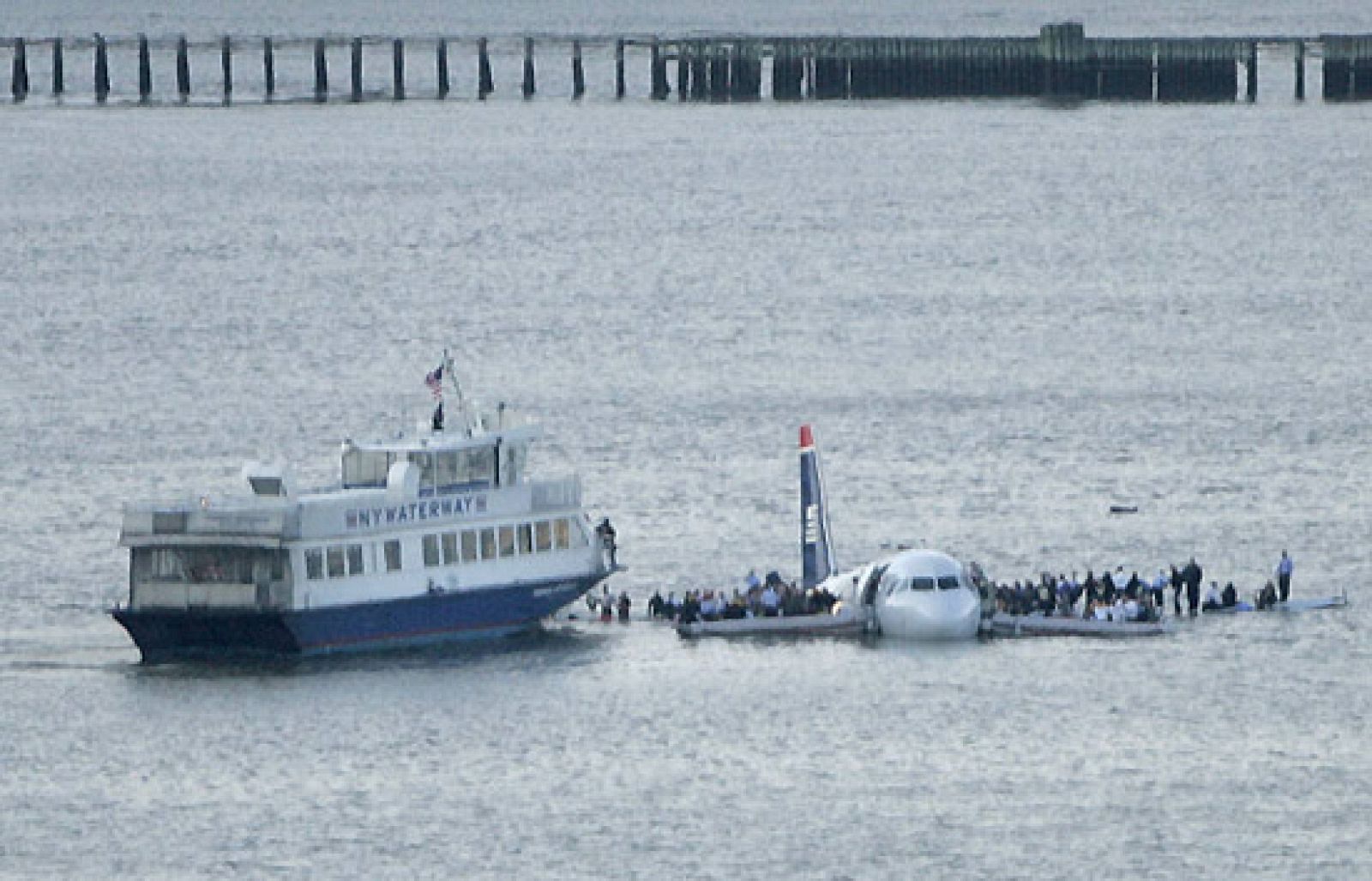 Imágenes del amerizaje en el río Hudson y palabras del piloto momentos antes de la maniobra | Ver