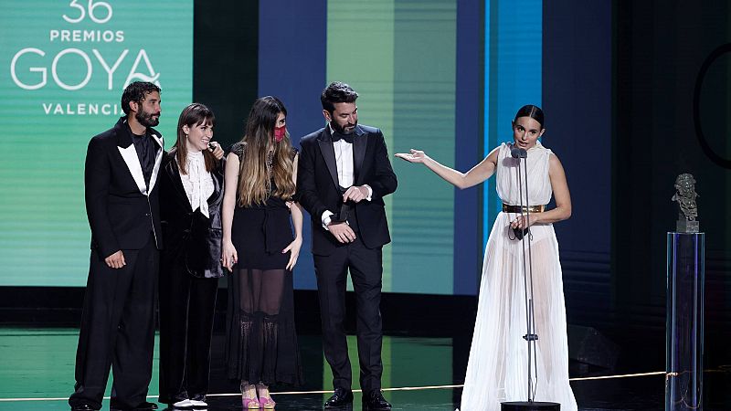 Verónica Echegui pide a Sánchez durante la Gala de los Goya que vea su corto 'Totem Loba': "Tómatelo en serio, Pedro"