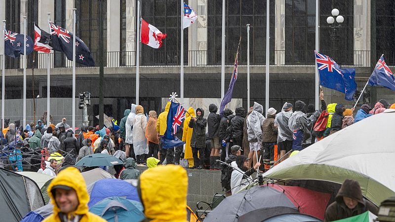 Nueva Zelanda reproduce en bucle la 'Macarena' para dispersar una protesta de los antivacunas