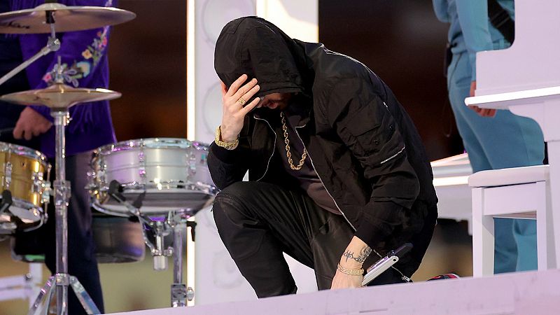 Eminem hinca la rodilla en la Super Bowl y desata la polémica. ¿Por qué?