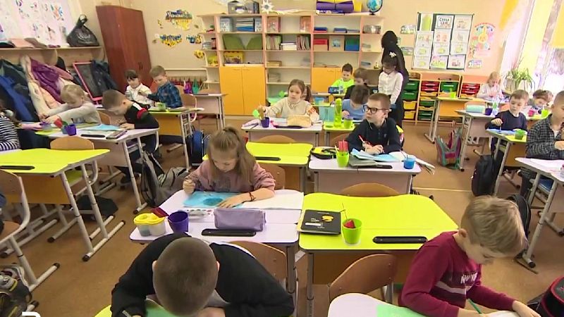 Colegios con refugios antibombas ante la amenaza rusa en Ucrania: "Los niños deben pegarse a la pared"