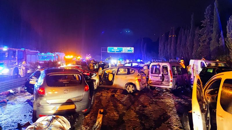 Un accidente con más de una treintena de vehículos deja 29 heridos leves en Calella, Barcelona