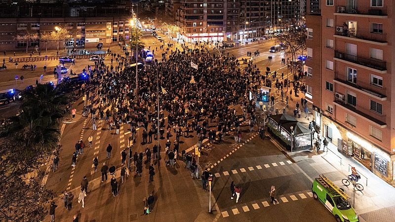 Los Mossos desalojan la concentracin independentista de la Meridiana en Barcelona