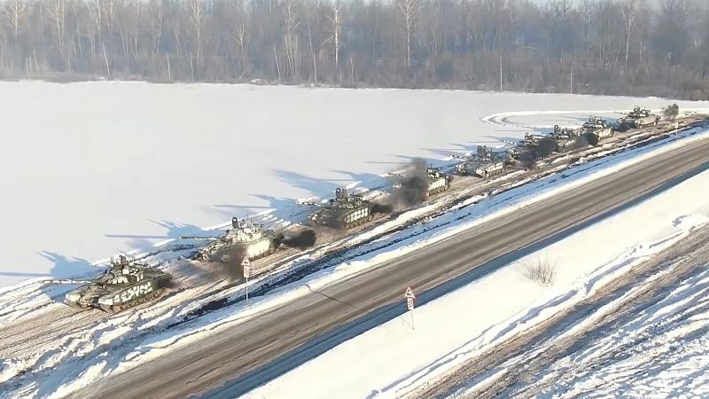 Rusia anuncia la retirada de algunas de sus tropas de la frontera con Ucrania y la OTAN muestra un "optimismo cauto"
