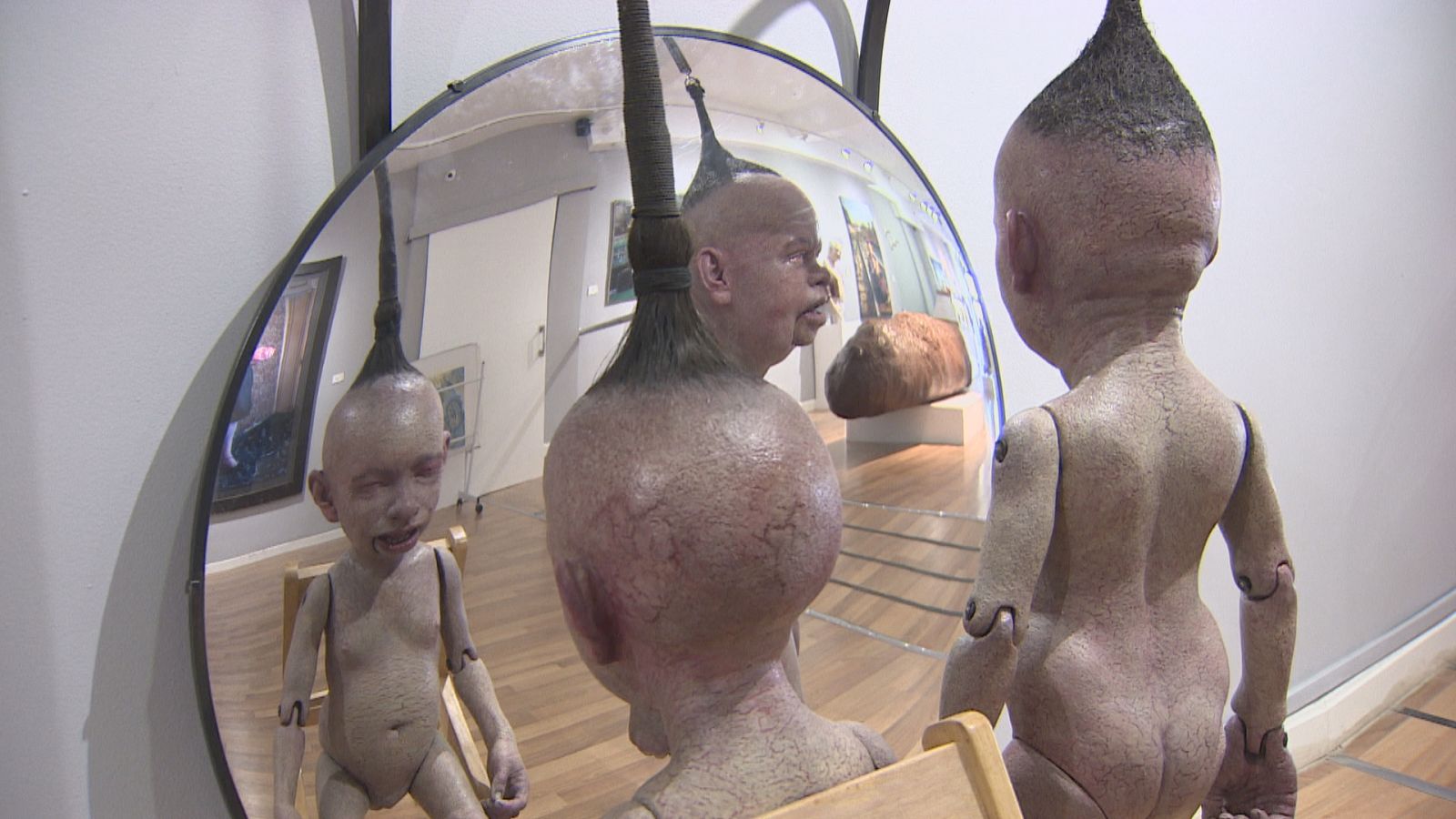 La exposición es un guiño al exceso con un trasfondo de crítica social, tan habitual en el cine y la literatura se traslada en esta ocasión al arte