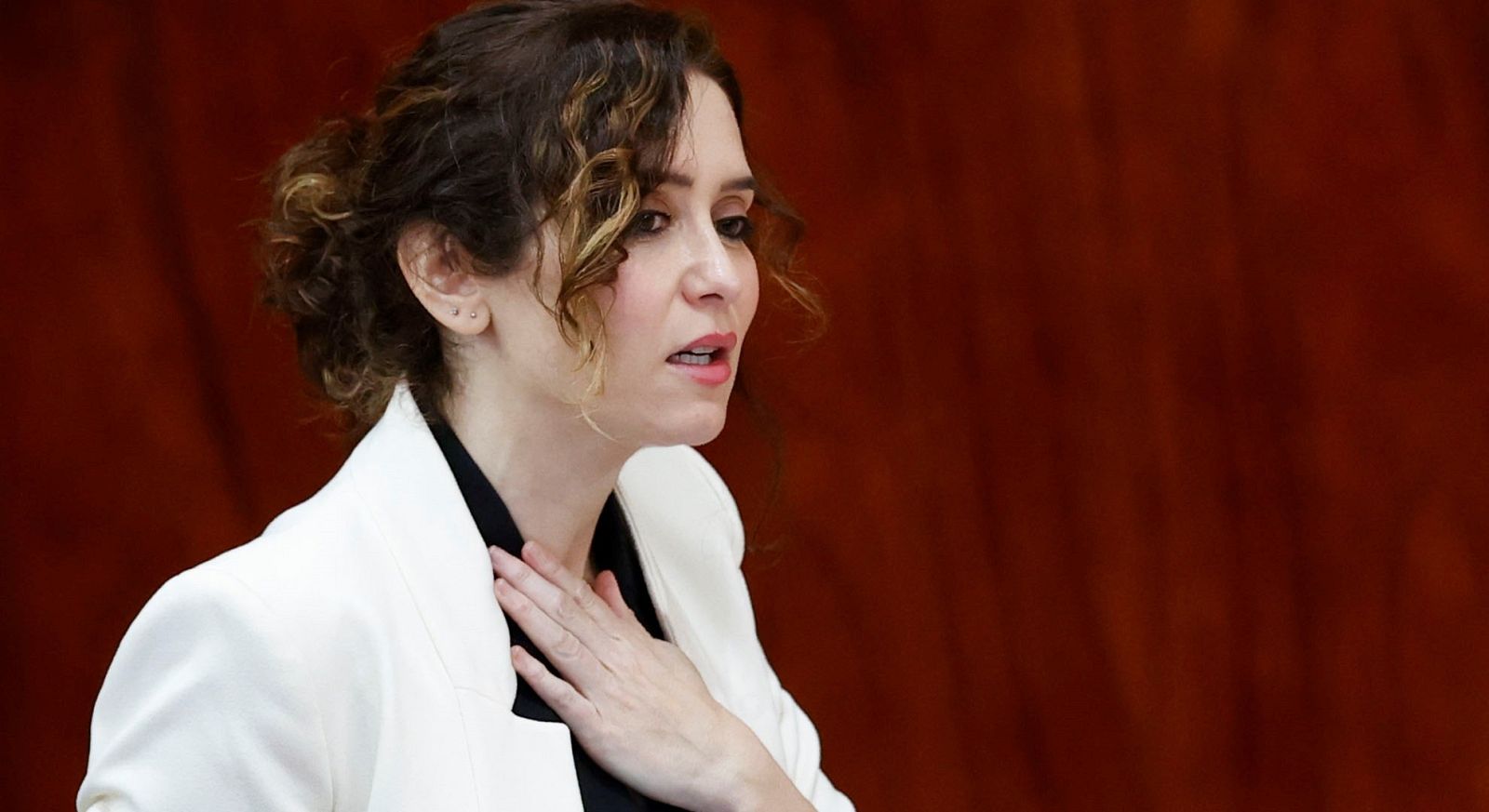 Ayuso niega haber adjudicado nada a su entorno