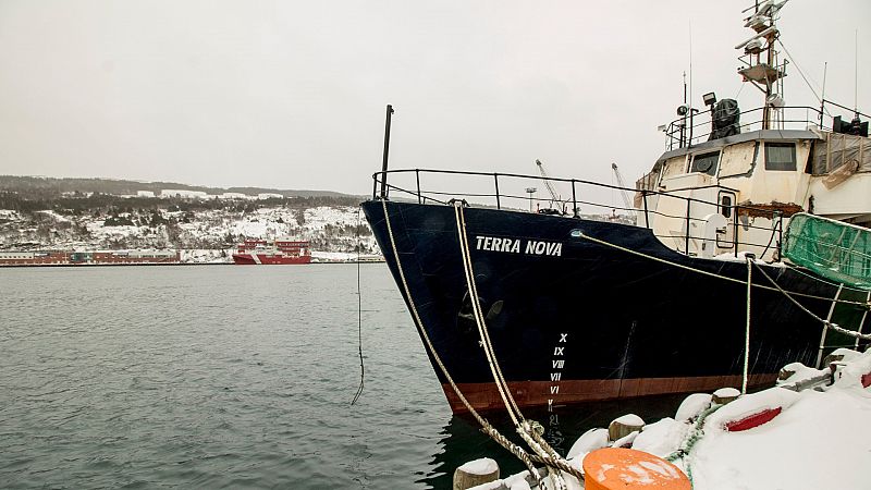 Llega a Terranova el barco que transporta dos fallecidos del naufragio del Villa de Pitanxo