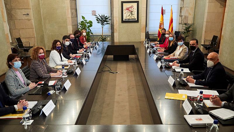 El Gobierno y la Generalitat preacuerdan el traspaso a Cataluña de la gestión de becas y del ingreso mínimo vital
