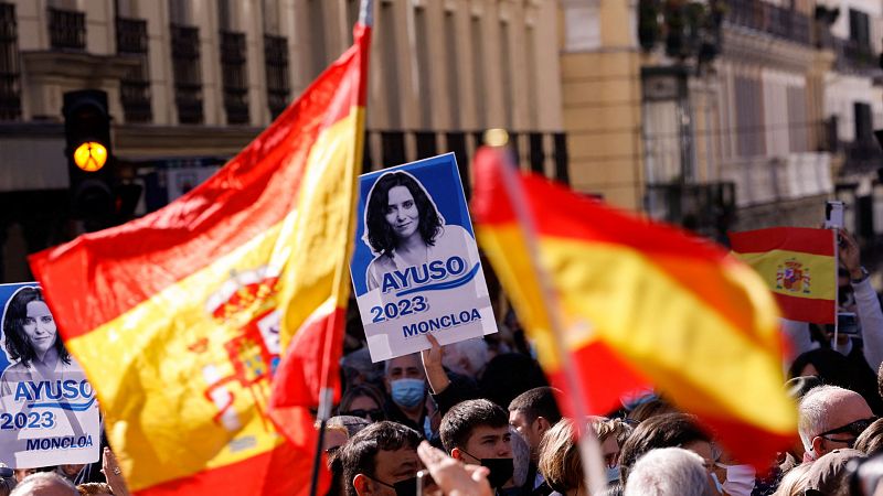 Más de 3.000 personas arropan a Ayuso y piden la dimisión de Casado y Egea frente a la sede del PP