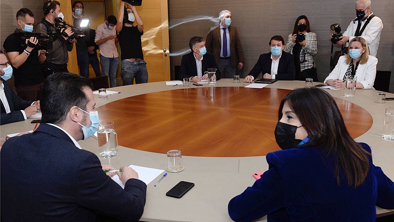 Mañueco se levanta de su primera reunión con Tudanca tras nombrarle la corrupción del PP