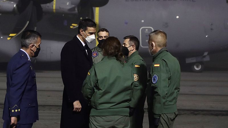 Aterrizan en Santiago los tres supervivientes del naufragio del Villa de Pitanxo en Terranova