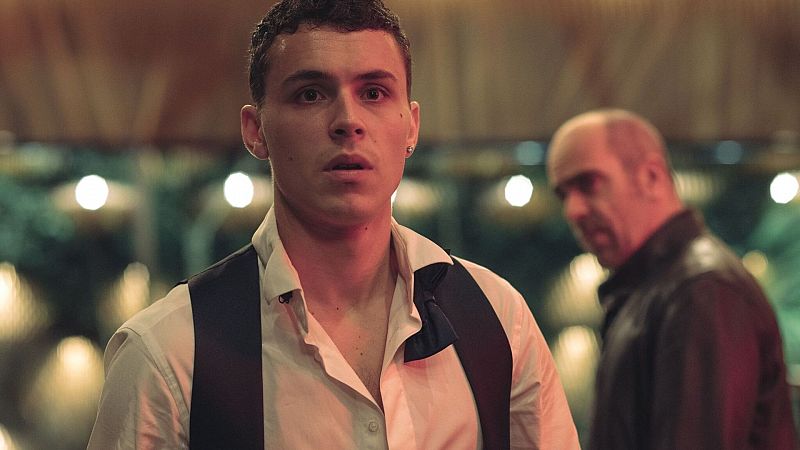 Luis Tosar y un sorprendente Aron Piper en un potente thriller con guiños a la corrupción en España