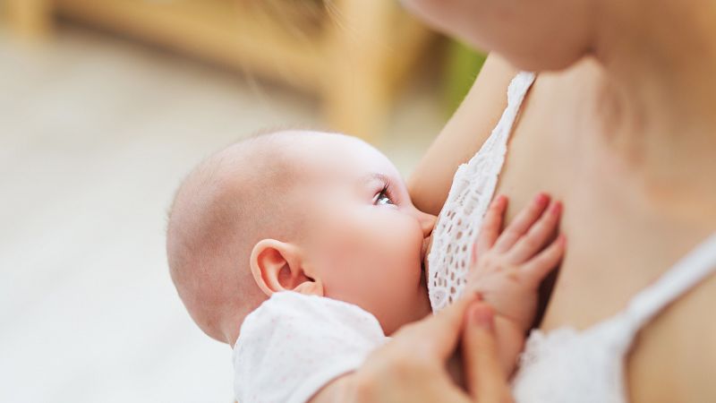 Las embarazadas son el objetivo en redes sociales de los fabricantes de leche artificial