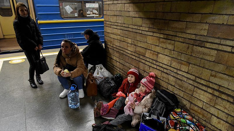 Horas oscuras para los habitantes de Kiev: refugiados en estaciones de metro y búnkeres improvisados