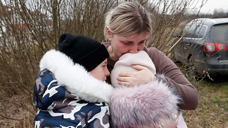 La solidaridad de una desconocida que cruzó la frontera de Ucrania con dos niños para reunirlos con su madre