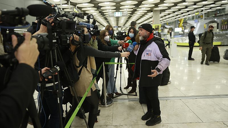 Llegan al aeropuerto de Barajas-Madrid los 106 españoles evacuados de Ucrania: "Hemos pasado mucho miedo"